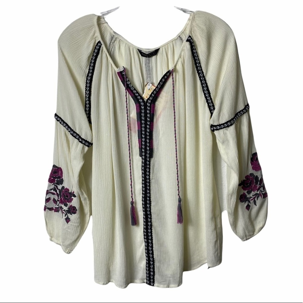 Totto Small Embroidered Flower Long Sleeve Blouse